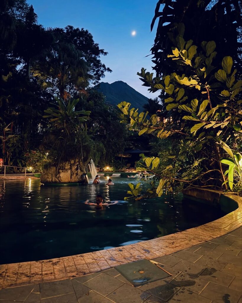 Hospedaje, Termales Paradise y Almuerzo